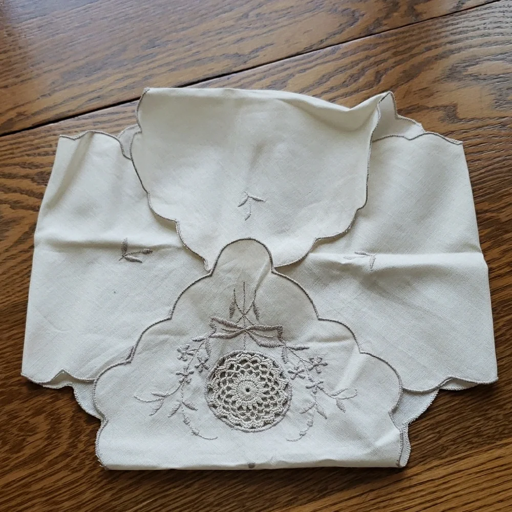 Vtg- Embroidered Cream Bread Basket Liner